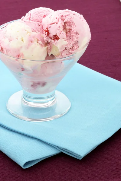 Stawberry i gałką lodów waniliowych — Zdjęcie stockowe
