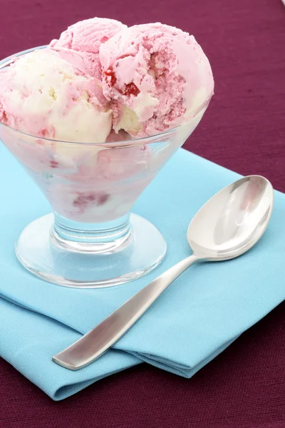 Stawberry and vanilla ice cream — Stock Photo, Image