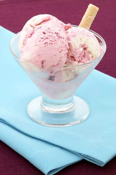 Erdbeer-Vanille-Eis — Stockfoto