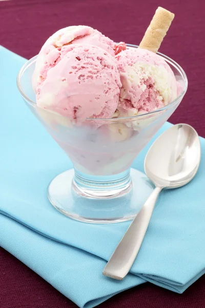 Stawberry and vanilla ice cream — Stock Photo, Image
