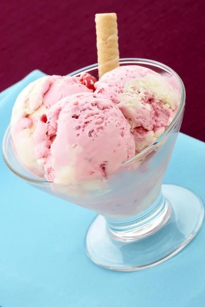 Stawberry och vaniljglass — Stockfoto