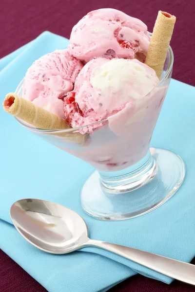 Stawberry i gałką lodów waniliowych — Zdjęcie stockowe