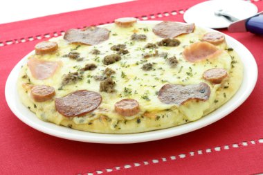 et severler pizza yemeye hazır sıcak