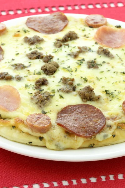Hot připravené k jídlu maso milovníci pizzy — Stock fotografie