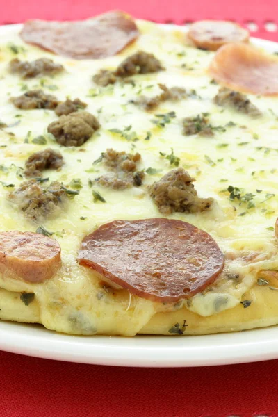 Hot připravené k jídlu maso milovníci pizzy — Stock fotografie