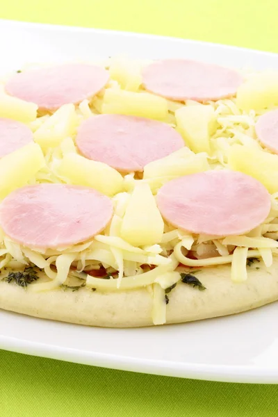 Сырая гавайская пицца — стоковое фото