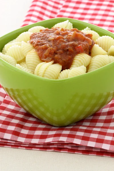 Delicious pasta shells with fresh marinara sauce — Stock Photo, Image