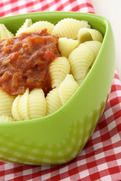 Delicious pasta shells with fresh marinara sauce — Stock Photo, Image
