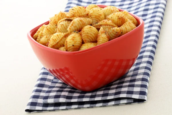Läckra pasta snäckor med färska marinara sås — Stockfoto