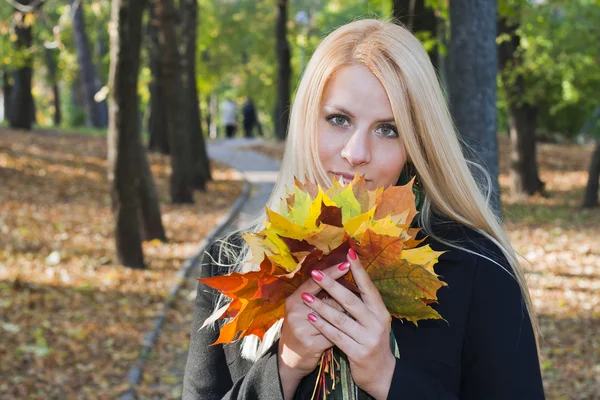 Blond meisje in het park — Stockfoto