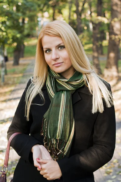 Молодая блондинка в парке — стоковое фото
