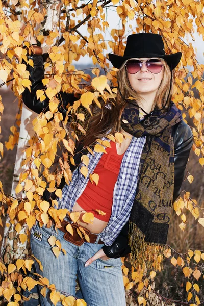 Ung flicka över höstens bakgrund — Stockfoto