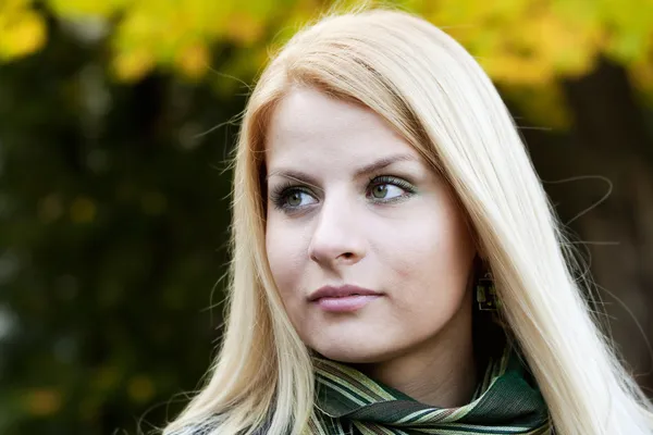 Portret van blond jonge gir — Stockfoto