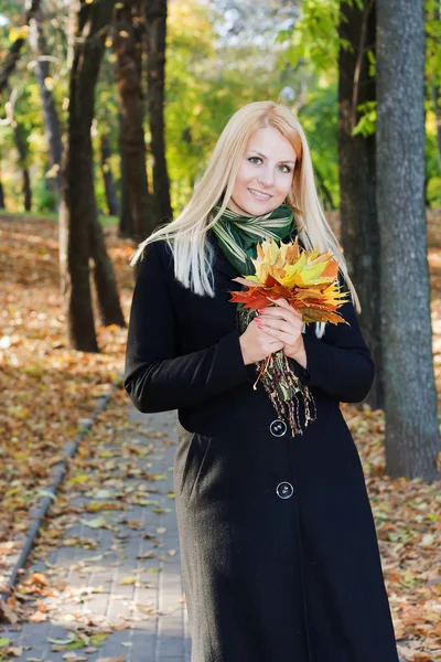 Portret van lachende jonge blonde vrouw — Stockfoto