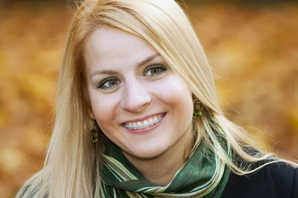 Glimlachend blond jonge vrouw — Stockfoto