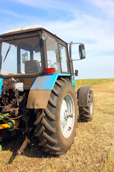 Alan, tarımsal sahnede yaz aylarında traktör — Stok fotoğraf