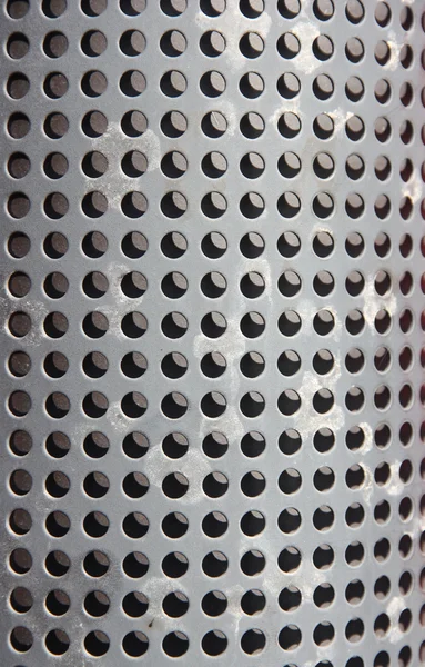 Металлическая дыра или перфорированная сетка фона — стоковое фото