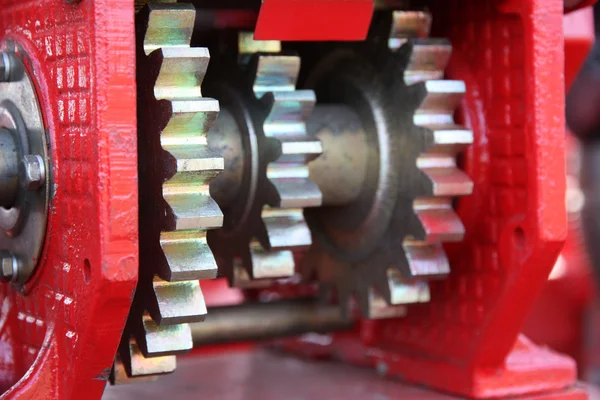 Una grande catena di trasmissione su una macchina separatore di semi . — Foto Stock