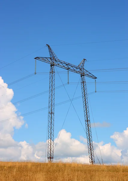 Электрическая сеть вблизи поля — стоковое фото