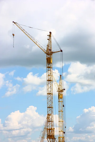 Building of the new high house by the crane — Stock Photo, Image