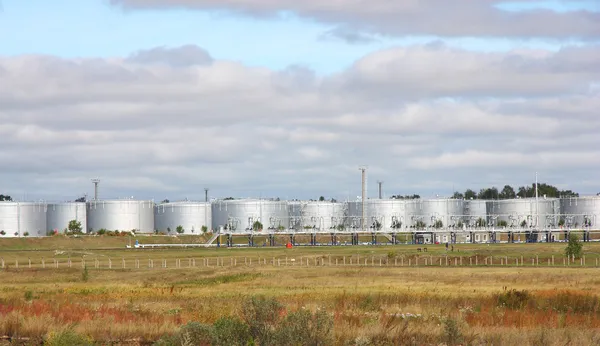 White tanks in tank farm with clouds in sky — Stock Photo, Image