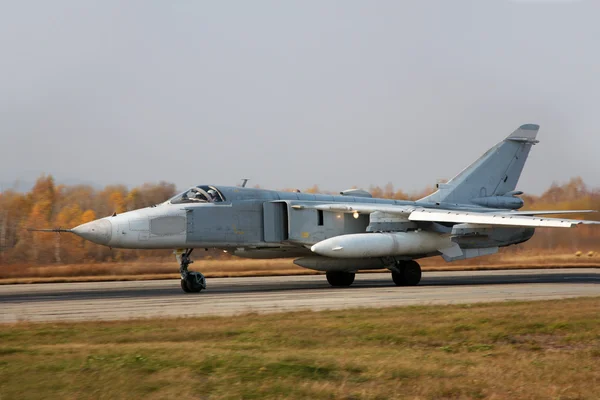 Wojskowy odrzutowiec bombowca samolotu su-24 szermierz — Zdjęcie stockowe