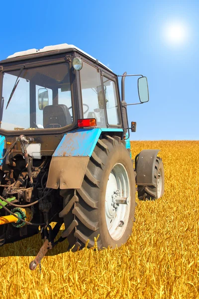 Traktor v poli, zemědělské scéně v létě — Stock fotografie