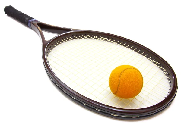 Una palla da tennis e racchetta su sfondo bianco — Foto Stock