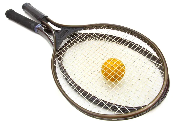 Теннисный мяч и ракетка на белом фоне — стоковое фото