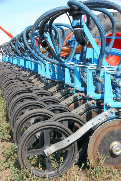 Tractor y sembradora plantación de cultivos en un campo — Foto de Stock
