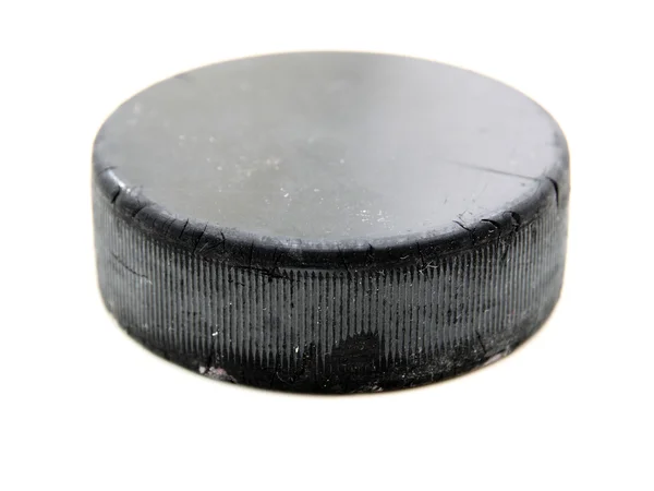 Чёрная старая хоккейная шайба — стоковое фото