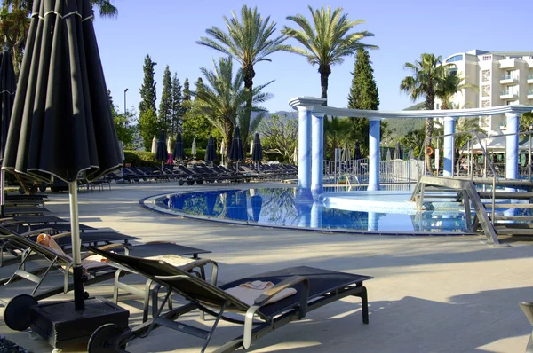 Luxe hotel met zwembad — Stok fotoğraf
