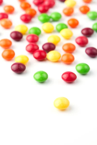 Kleurrijke fruit snoepjes op witte achtergrond — Stockfoto