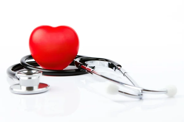 Rött hjärta och ett stetoskop på vit bakgrund — Stockfoto