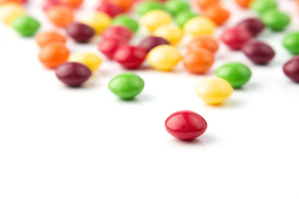 Цветные фруктовые конфеты на белом фоне — стоковое фото