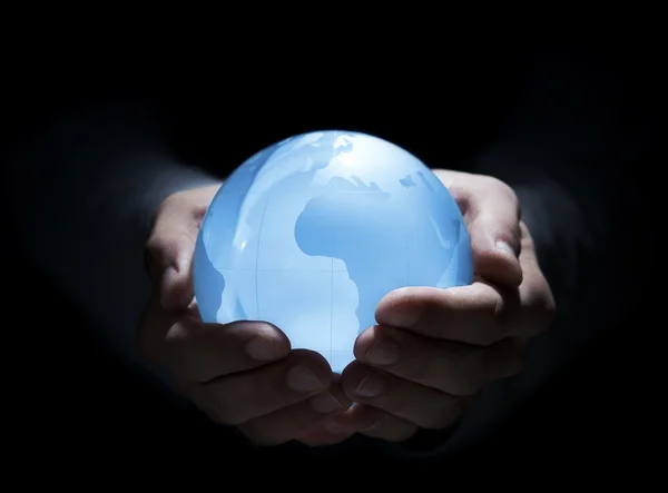 Голубой глобус в руках человека — стоковое фото