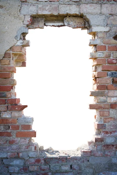 Buraco na parede de tijolo com espaço de cópia — Fotografia de Stock