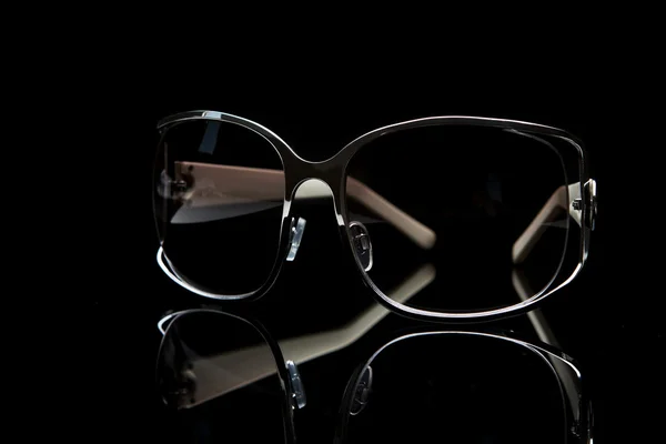 Óculos de sol elegantes sobre fundo preto — Fotografia de Stock