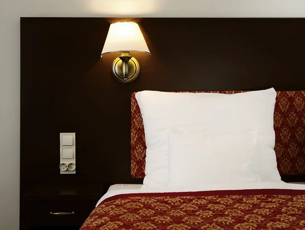 Zbliżenie łóżka hotelowego — Zdjęcie stockowe