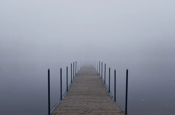 霧の中に無限の桟橋 — ストック写真