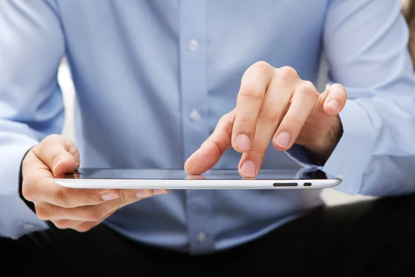 Jovem adulto trabalhando em um tablet digital — Fotografia de Stock