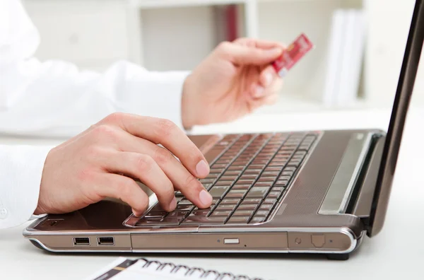 Doing shopping online with credit card — Stock Photo, Image