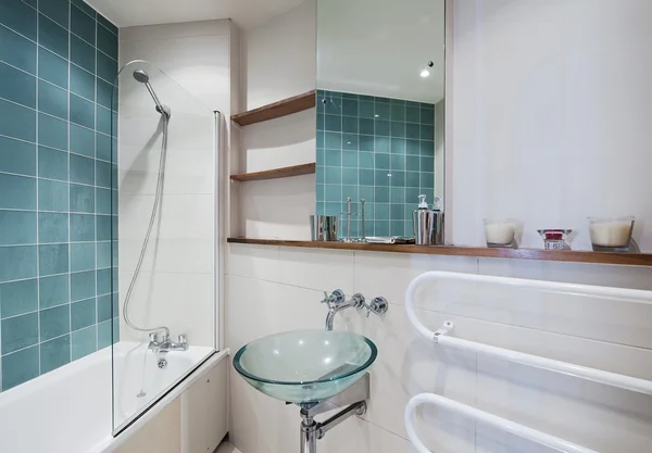 Ванна кімната з зеленими елементами — стокове фото