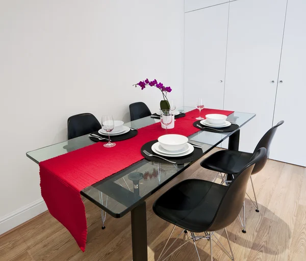 Mesa de comedor con paño rojo — Foto de Stock