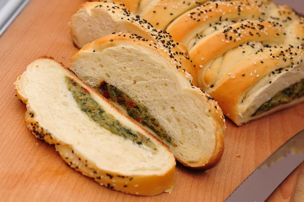 Домашний хлеб с начинкой — стоковое фото