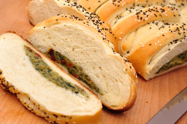 Домашний хлеб с начинкой — стоковое фото