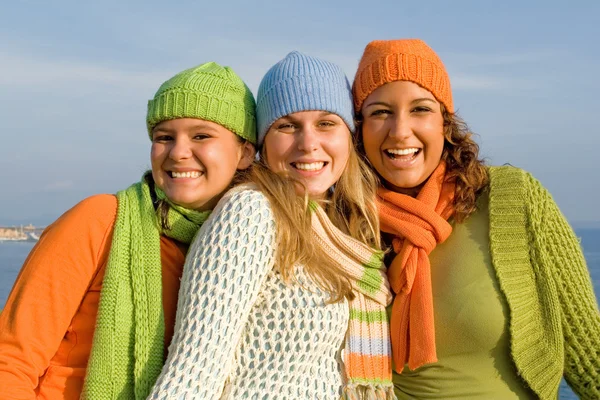 Счастливая группа девочек с идеальными прямыми, белыми, зубами , — стоковое фото