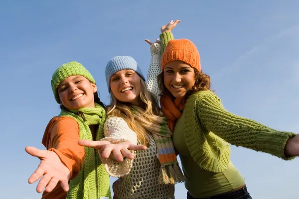 Groep van gelukkig meisjes armen gestrekt in Welkom — Stockfoto