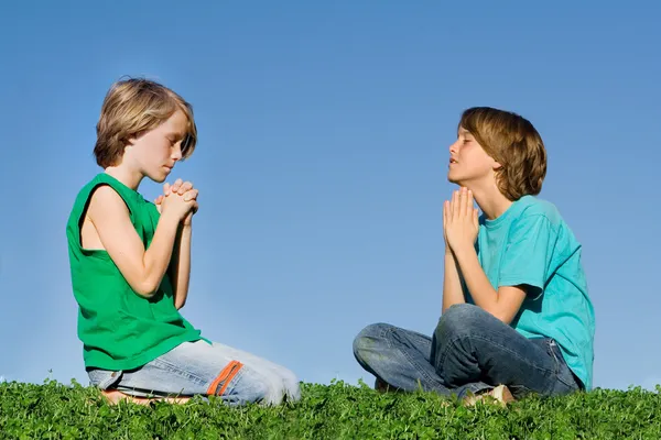 Христианские дети молятся на открытом воздухе в молитвенной группе или библейском лагере — стоковое фото