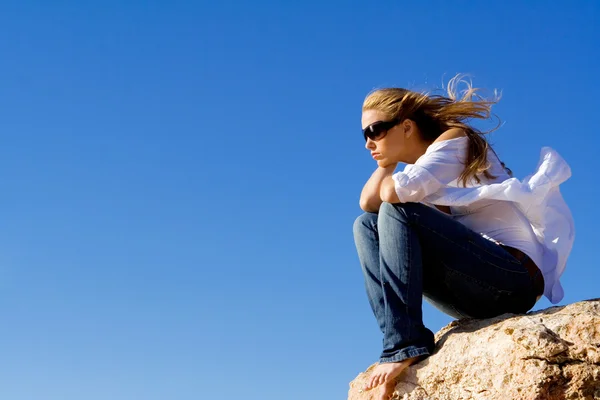 Грустная задумчивая депрессивная женщина расслабляется на открытом воздухе — стоковое фото